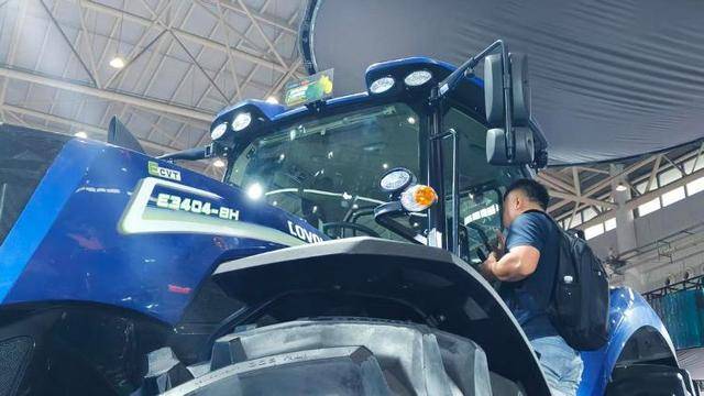 濰柴雷沃新能源拖拉機閃耀2025國際農機展:新能源