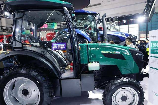 濰柴雷沃新能源拖拉機閃耀2025國際農機展:新能源